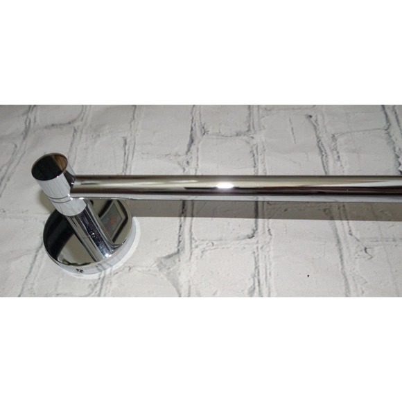 Grohe Essentials 32" Towel Bar, Starlight Chrome - Picture 8 of 10